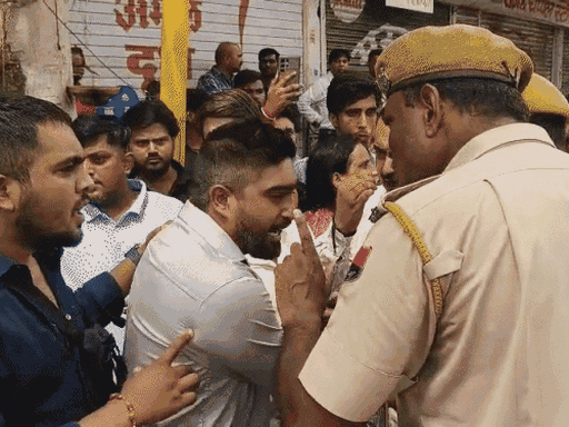 रविवार को जेडीए की कार्रवाई के दौरान स्थानीय निवासी और पुलिस के बीच बहस हो गई थी।
