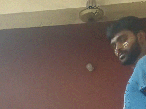 बेखोफ आरोपी रोहित ने टेबल पर मोबाइल एडजस्ट कर खुद पिटाई का वीडियो बनाया।