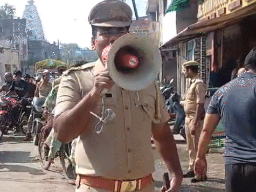 मेरठ में केसरगंज मंडी में पुलिस वालों ने अनाउंसमेंट करके लोगों से अंदर रहने की अपील की। - Dainik Bhaskar