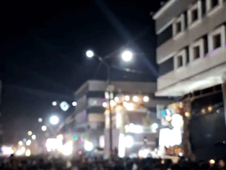 झांकी देखने रातभर लोगों की भारी भीड़ जुटी रही।
