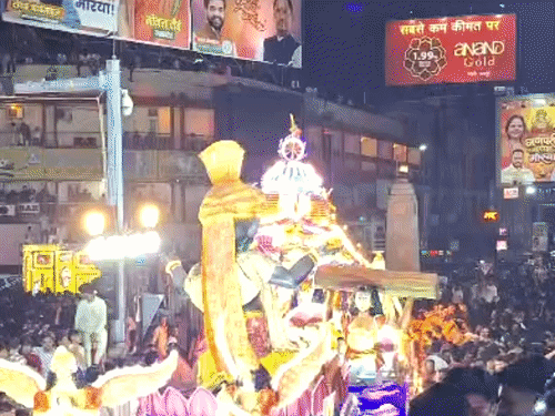 तस्वीर उस समय की है जब झांकी जयस्तंभ चौक के पास पहुंची थी।