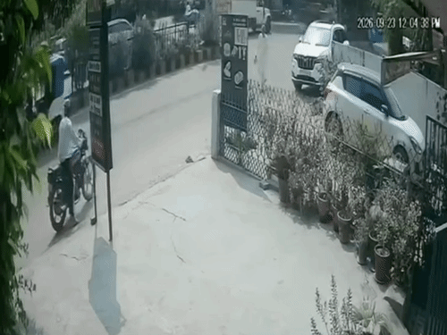 बाइक स्टार्ट कर ले जाता हुआ चोर।