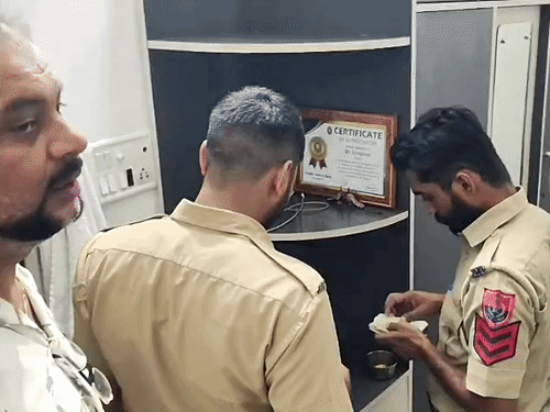 मौके पर जांच करती पुलिस टीम।