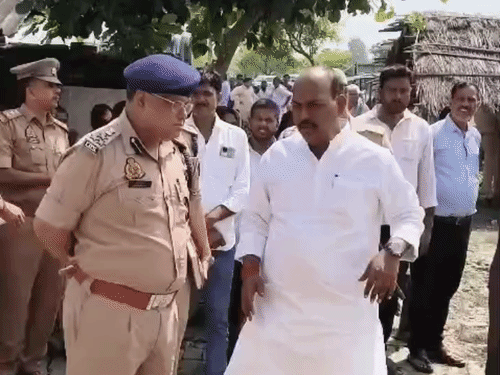 कादीपुर विधायक राजेश गौतम मौके पर पहुंचे।