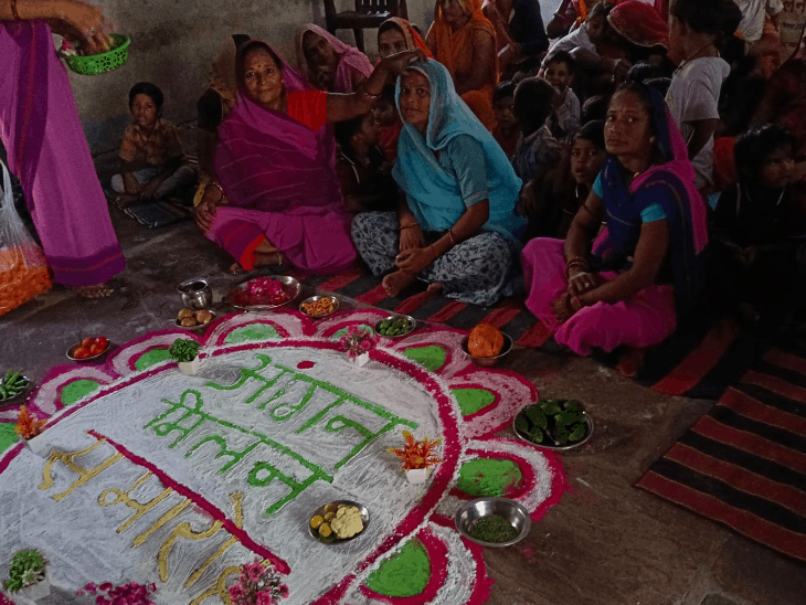 आंगन मिलन समारोह पर रंगोली बनाकर प्रदर्शनी सजाई।