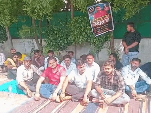 मुख्य आरोपी की गिरफ्तारी मांग; परिजन- बोले कार्रवाई होने तक नहीं हटेंगे|सोनीपत,Sonipat - Dainik Bhaskar