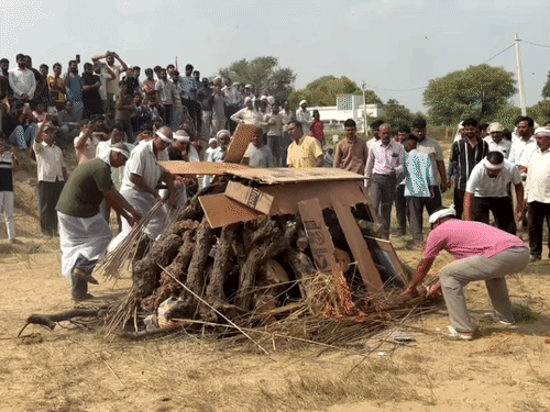 बेटे विशाल ने पिता को दी मुखाग्नि।