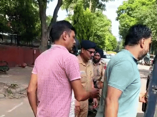 पुलिस आरोपी को पकड़ कर ले जाती हुई पुलिस।