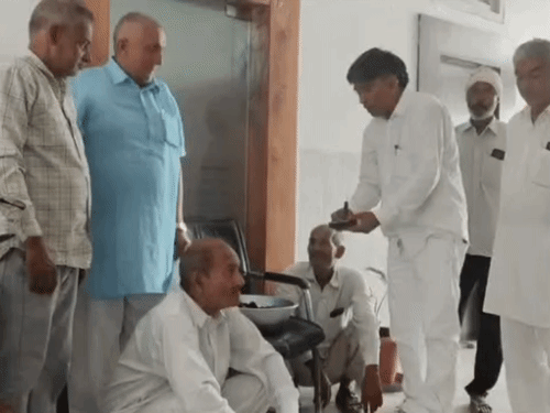 पीडब्ल्यूडी एक्सईएन के कार्यालय के सामने प्रदर्शन करते ग्रामीण।