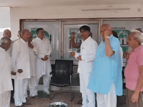 संजय बड़वासनी बोले- सड़क की खराब गुणवत्ता को लेकर उन्होंने पीडब्ल्यूडी के एक्सईएन प्रशांत कौशिक को शिकायत दी थी। लेकिन कोई सामाधान नहीं हुआ।