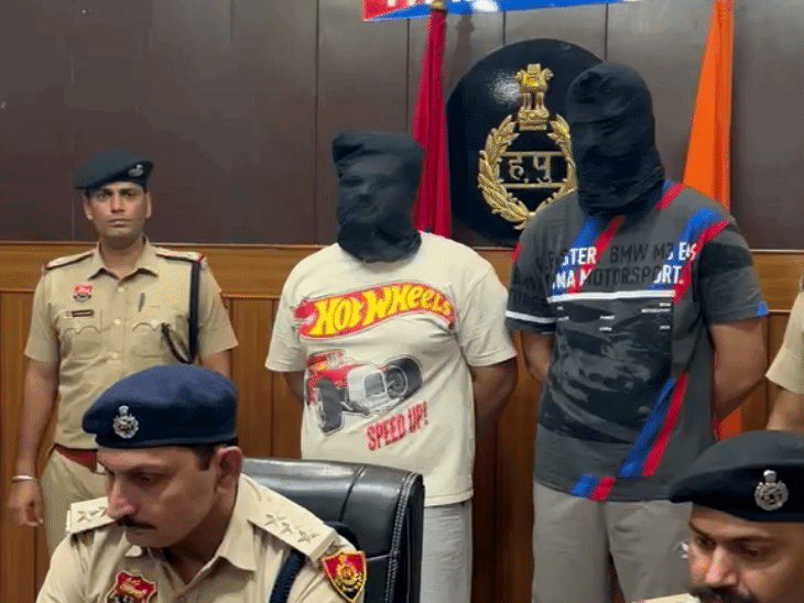 पुलिस की गिरफ्त में एएसआई का बेटा कृष और उसका दोस्त दीपांशु।