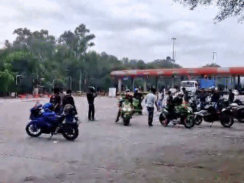 टोल प्लाजा के पास बड़ी संख्या में बाइकर्स खड़े दिखाई दे रहे हैं।