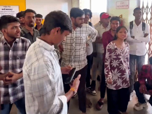 छात्रों ने कॉलेज के मेन गेट पर ताला जड़कर प्रदर्शन किया।