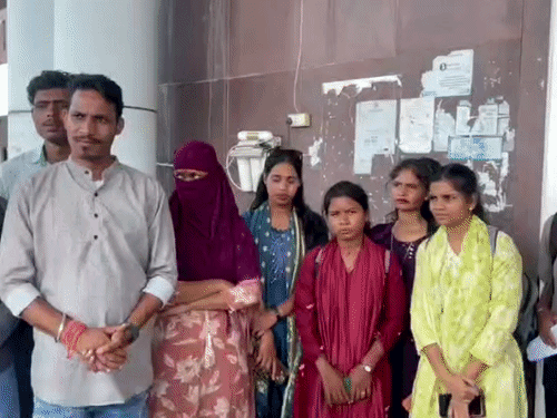 छात्रों ने मामले की निष्पक्ष जांच कराने और कार्रवाई की मांग की है।