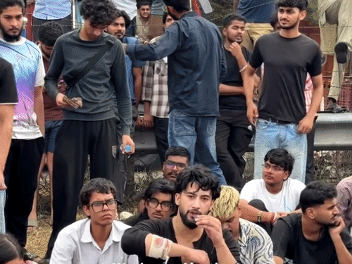 LPU में छात्रों के साथ धरने पर बैठा मोहम्मद फरहात। उसने दावा किया के हंगामें के दौरान उसके हाथ में चोट लगी।