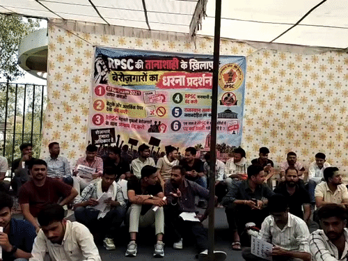 अभ्यर्थी मंगलवार को शहीद स्मारक पर धरने पर बैठ गए।