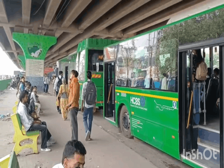 पानीपत में पुराने बस स्टैंड के सामने फ्लाईओवर के नीचे खड़ी मतलौड़ा समेत अन्य रूटों की ई-बसें। - Dainik Bhaskar