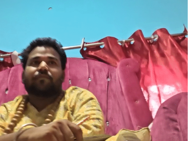 ग्वाल बाबा को चार काल्पनिक कहानियां सुनाईं। उन्होंने सभी के लिए समाधान सुझाया।