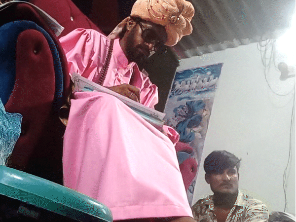 चश्मेवाले बाबा का दावा है कि उसका पोस्टर घर में लगा लो तो वो सारी गतिविधियां देख सकता है।