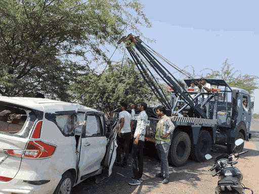 रतलाम में दो कारें खाई में गिर गई। हादसे में 4 लोगों की मौत हो गई।