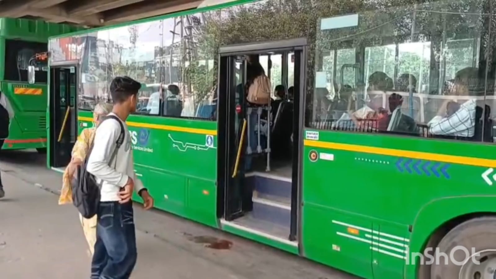 पानीपत जीटी रोड पर खड़ी ई बस।