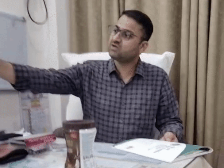महिला ने कलेक्टर को डॉक्टर का वीडियो सौंपा है जिसमें अनर्गल कमेंट कर रहे हैं।