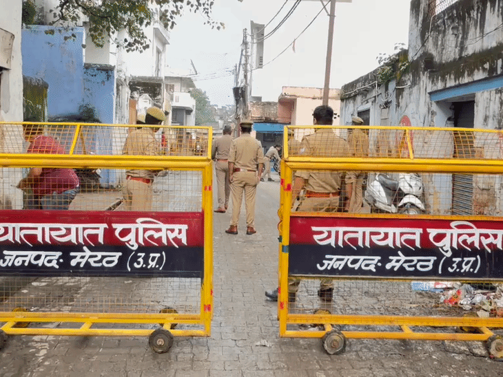 केसरगंज मंडी के अंदर जाने वाले रास्ते पर पुलिस ने बैरिकेडिंग कर दी है।