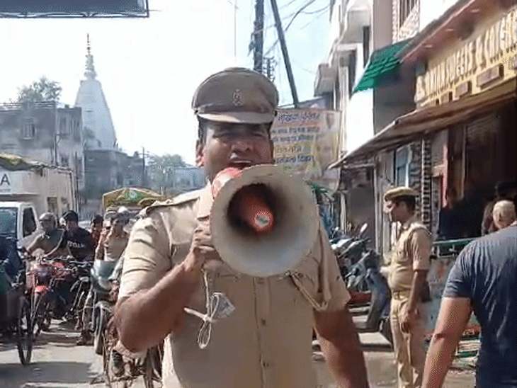केसरगंज मंडी में 5 थानों की पुलिस फोर्स तैनात है। इस दौरान पुलिसकर्मियों ने माइक से अनाउंसमेंट करके लोगों से बाहर न निकलने को कहा।