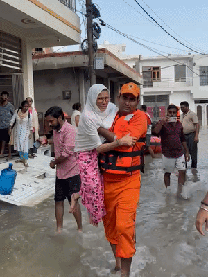 NDRF जवान ने गोद में उठाकर बाहर निकाला।