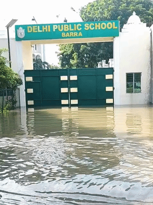 बर्रा के मेहरबान सिंह पुरवा में दिल्ली पब्लिक स्कूल में भरा पानी।