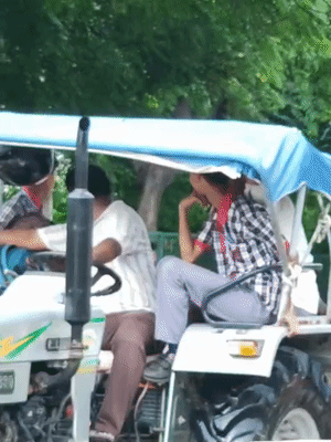 जलभराव के कारण ट्रैक्टर से स्कूल से वापस आते हुए बच्चे।
