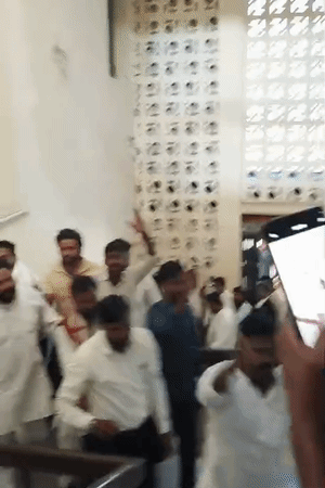 DDU गेट से नारेबाजी करते हुए VC ऑफिस तक जाते छात्र