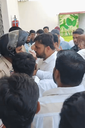 मामला शांत कराने पहुंची पुलिस और छात्रों के बीच नोकझोंक और तीखी बहस देखने को मिली