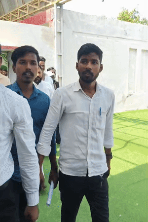 छात्रों ने VC ऑफिस के सामने जमकर नारेबाजी की