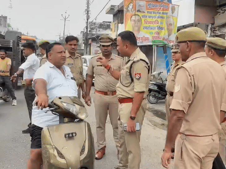 एसपी सिटी विनायक गोपाल भोसले केसरगंज मंडी पहुंचे और लोगों से शांति बनाए रखने की अपील की।