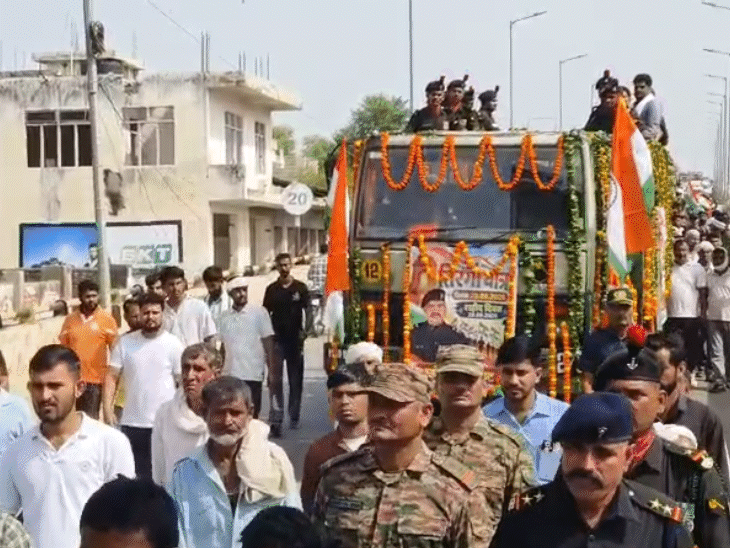 सैन्य वाहन को फूलों से सजाया गया।