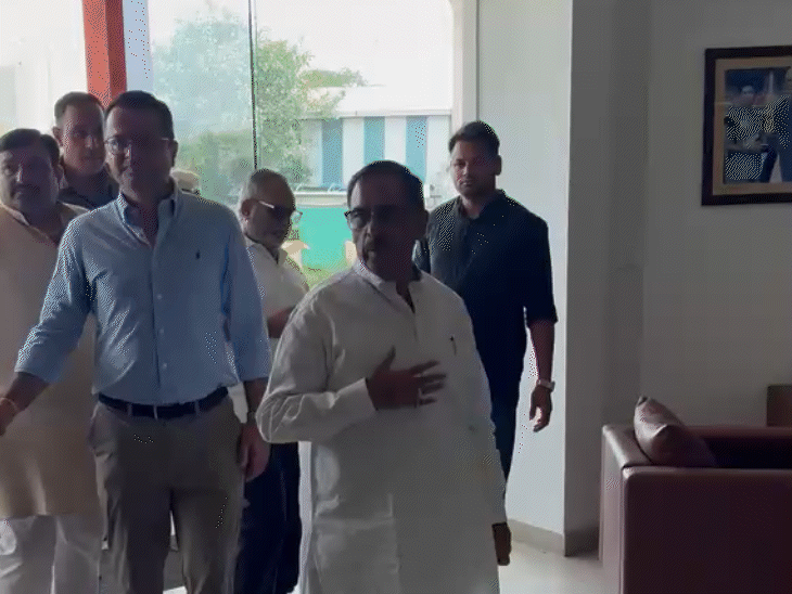 राज्य वित्त आयोग के अध्यक्ष अरुण चतुर्वेदी भी RCA के चुनाव के लिए SMS स्टेडियम पहुंचे।