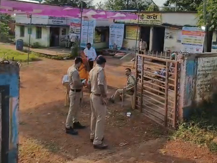 नर्मदापुरम जिले में उपचुनाव को लेकर बूथों पर पुलिस तैनात की गई है।