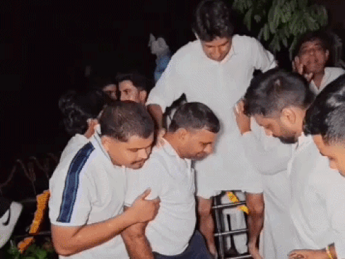 जलभराव के बीच शहिदे ए आजम भगत की प्रतीमा पर पहुंचे दीपेंद्र हुड्‌डा।