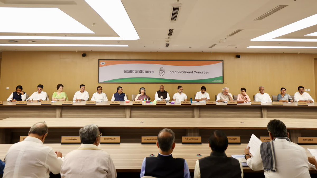 कांग्रेस अध्यक्ष खड़गे की अध्यक्षता में हुई CWC बैठक में सोनिया गांधी, राहुल गांधी, प्रियंका गांधी वाड्रा, जयराम रमेश और केसी वेणुगोपाल समेत कई नेता शामिल हुए।