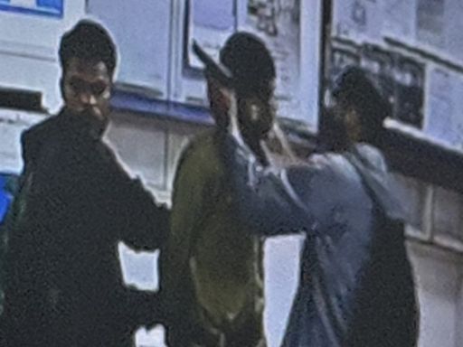 जमशेदपुर में बैंक में घुसते ही अपराधियों ने सभी स्टाफ और कस्टमर को बंधक बना लिया था।