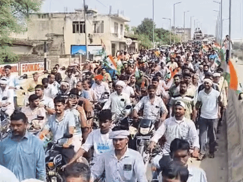 तिंरगा यात्रा में हजारों की संख्या में लोग शामिल हुए।
