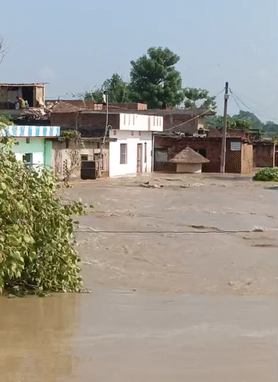 मोतिहारी में रिंग बांध टूटने से निचले इलाकों में पानी भरने लगा है। 70 से ज्यादा घरों में पानी भर गया है।