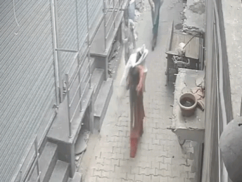 वारदात के बाद गली से निकलती हुई कूड़ा बीनने वाली महिलाएं सीसीटीवी में कैद हुई। - Dainik Bhaskar