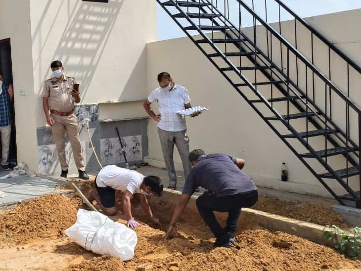 आरोपी ने मकान के अगले हिस्से में बने गार्डन में महिला का शव मिट्टी में दबा दिया था।