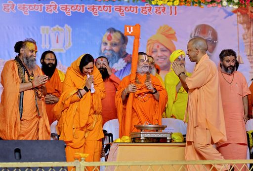 अयोध्या में एक महीने पहले सीएम योगी ने संतों से आशीर्वाद लिया था।