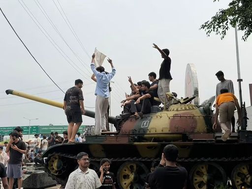 हंगामे के दौरान LPU के बाहर रखे टैंक पर चढ़े प्रदर्शनकारी।