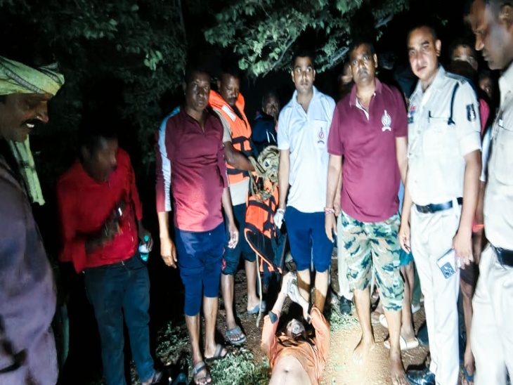 युवक का शव पुलिस को सौंप दिया गया।