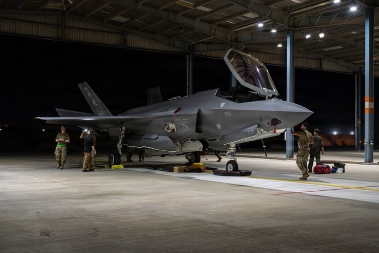 F-35 रडारच्या पकडीत येत नाही. एकाच वेळी शेकडो लक्ष्यांवर हल्ला करू शकतो.