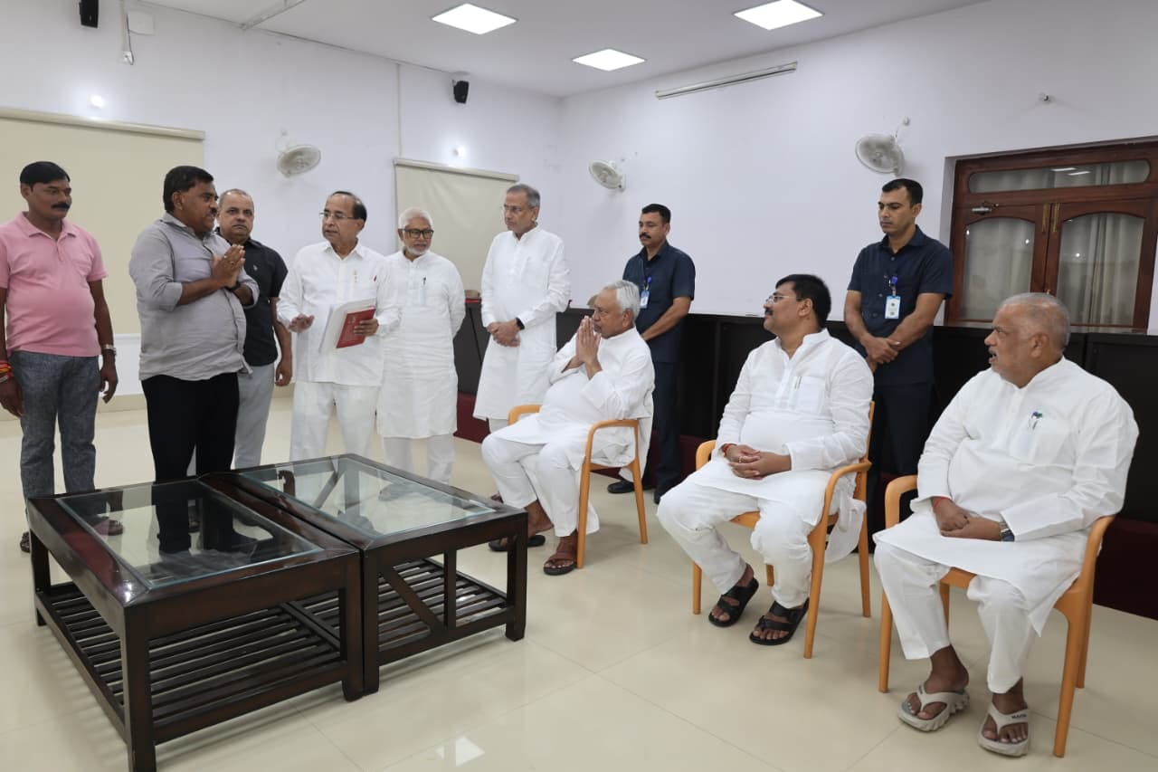 मंगलवार को मंत्री श्रवण कुमार औप प्रदेश अध्यक्ष उमेश कुशवाहा ने नीतीश कुमार से मुलाकात की थी।